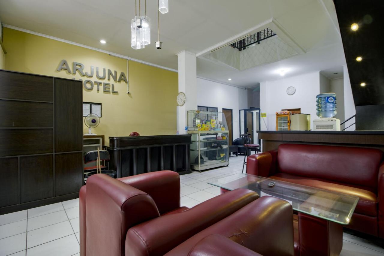 Hotel Arjuna Бекаси Екстериор снимка